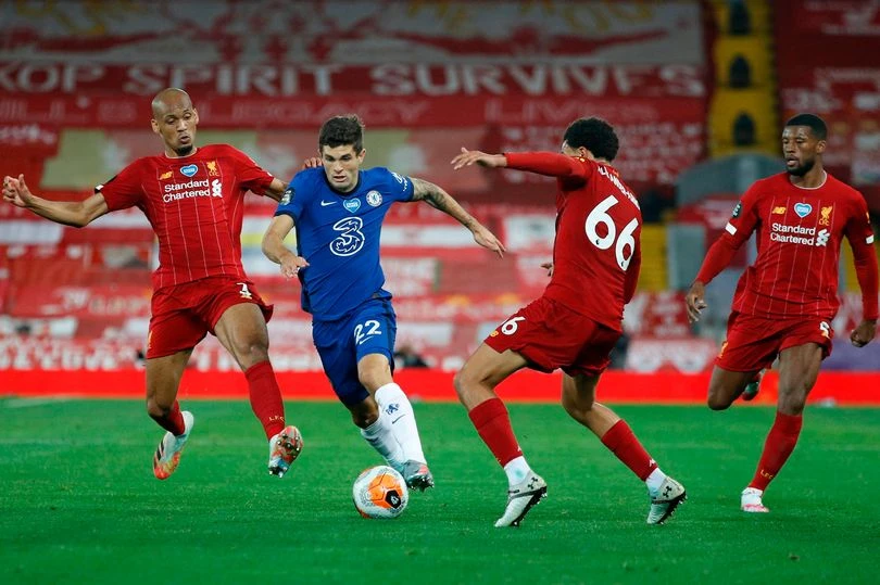 Christian Pulisic đi bóng trước hàng thù Liverpool