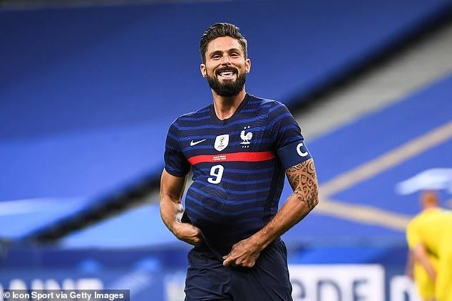 Olivier Giroud ăn mừng bàn thắng thứ 2 vào lưới Ukraine