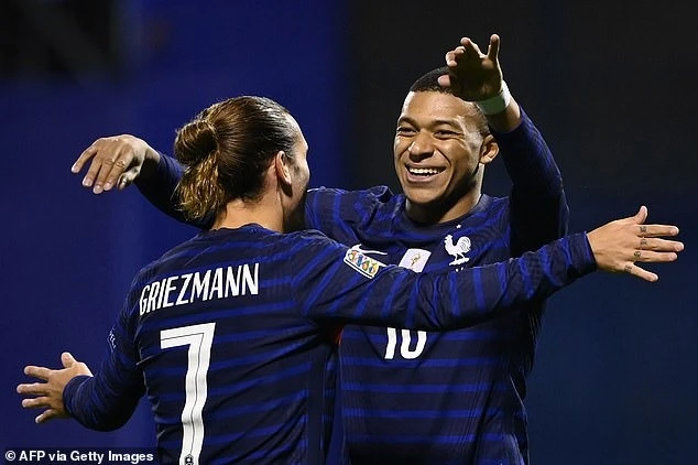 Antoine Griezmann và Kylian Mbappe mừng chiến thắng