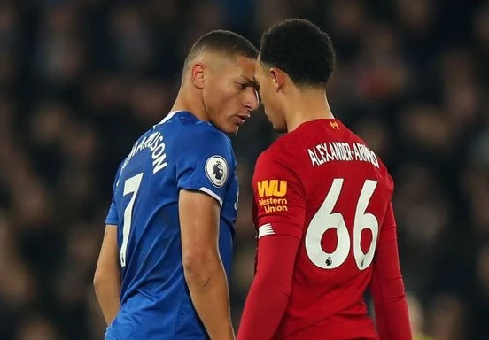 Richarlison (Everton) và Alexandre-Arnold (Liverpool)