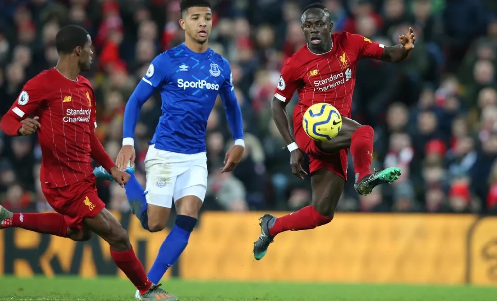 Sadio Mane dứt điểm trước khung thành Everton