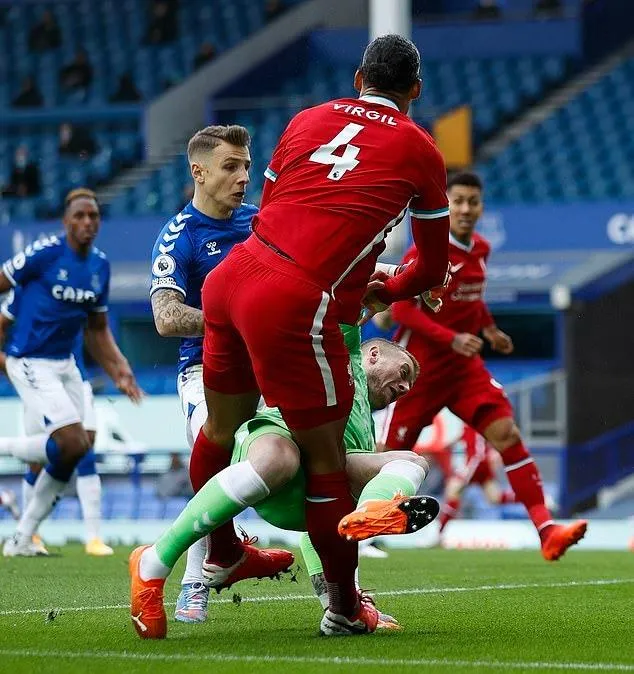 Pickford có thể bị treo giò 3 trận vì cú tắc bóng khủng khiếp gây chấn thương cho Van Dijk ảnh 2