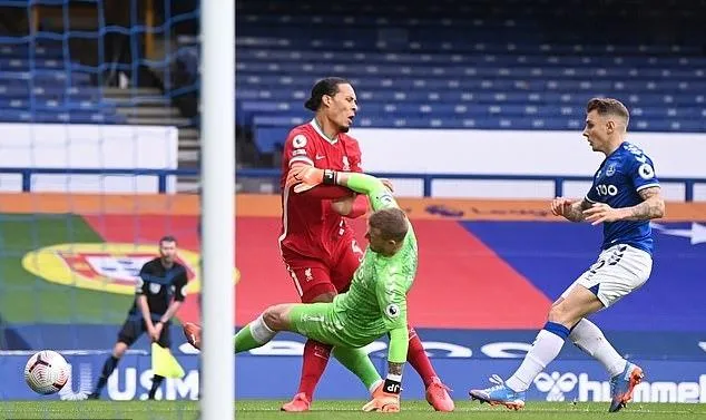 Pickford có thể bị treo giò 3 trận vì cú tắc bóng khủng khiếp gây chấn thương cho Van Dijk ảnh 1