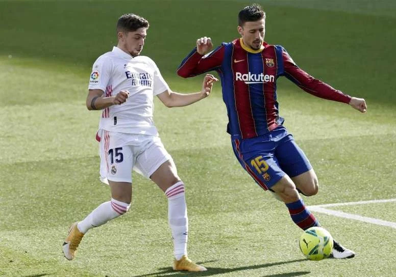 Lenglet (phải) đã mắc bẫy của Sergio Ramos