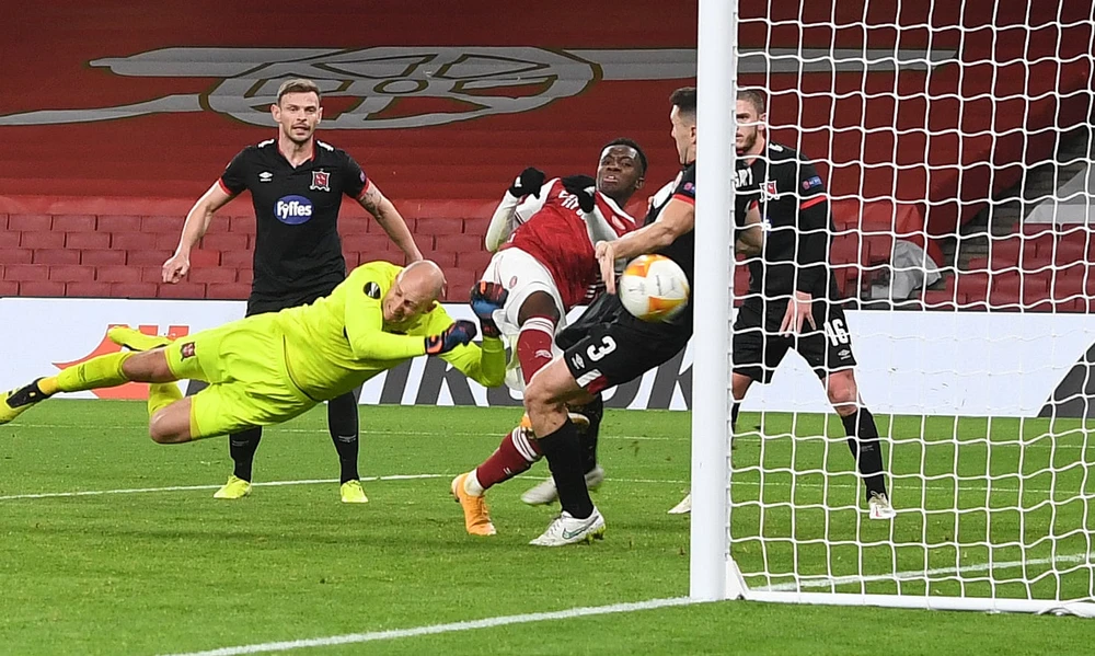 Arsenal đè bẹp Dundalk 3-0