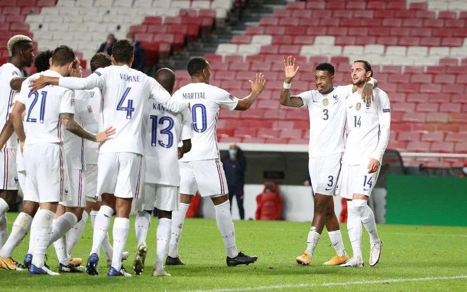 Các cầu thủ Pháp ăn mừng chiến thắng