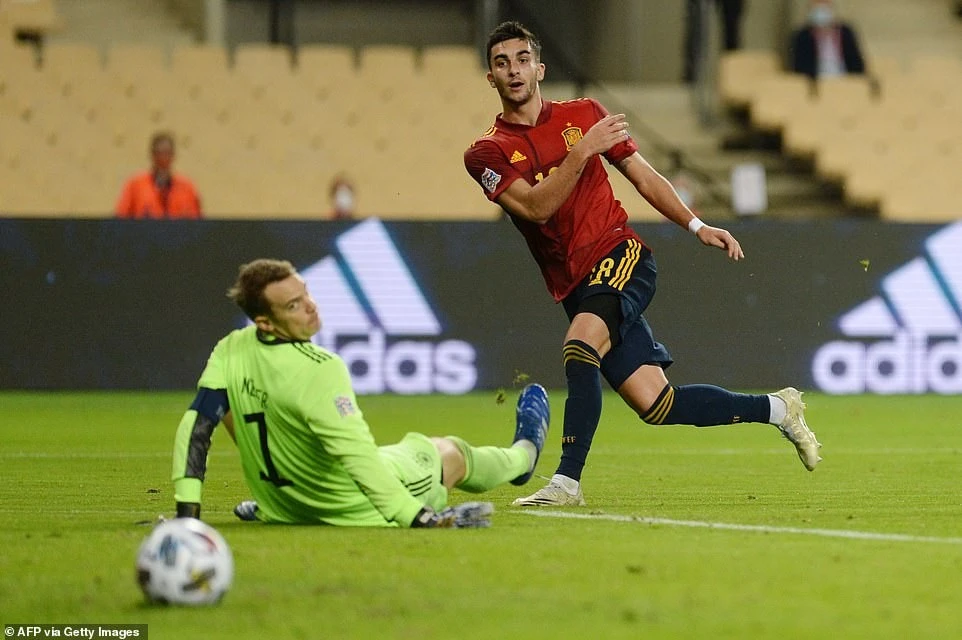 Tiền đạo trẻ Ferran Torres lập hattrick