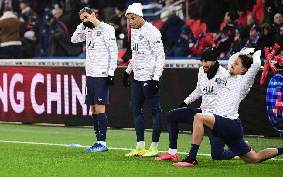 Các cầu thủ PSG chuẩn bị cho trận đấu quyết thắng