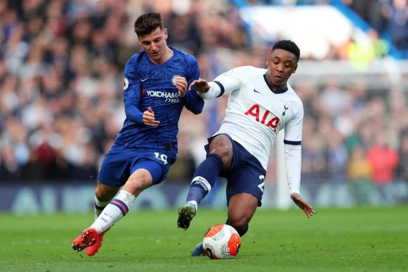 Mason Mount tranh bóng với hậu vệ Tottenham