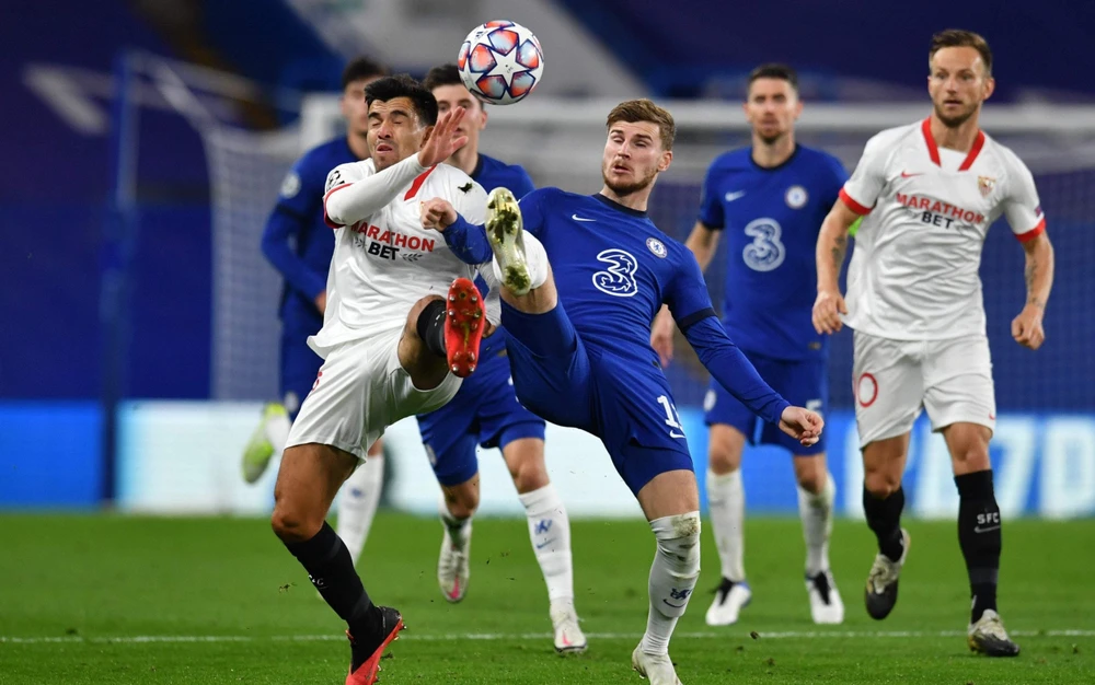 Timo Werner tranh bóng với hậu vệ Sevilla