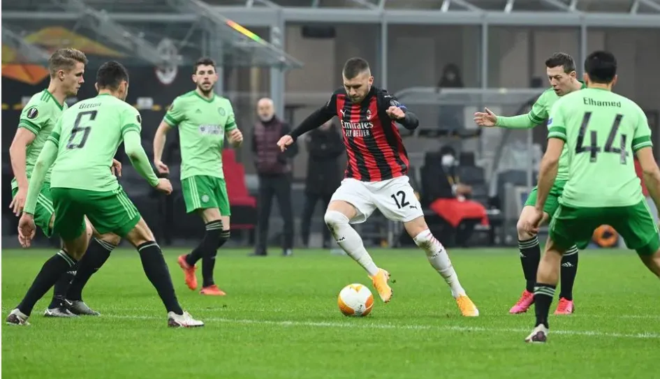 Rebic đột phá trước hàng thủ Celtic