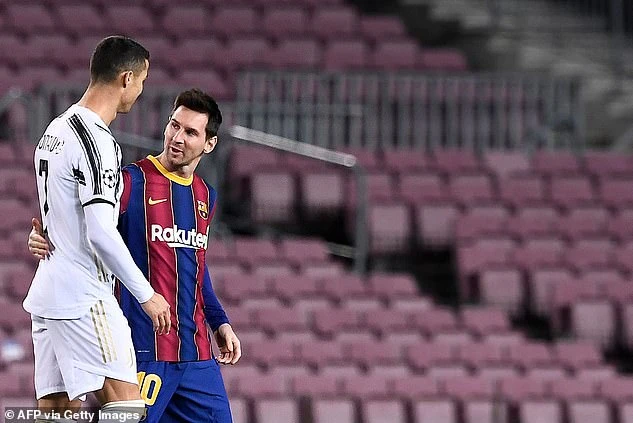 Ronaldo và Messi trò chuyện sau trận đấu