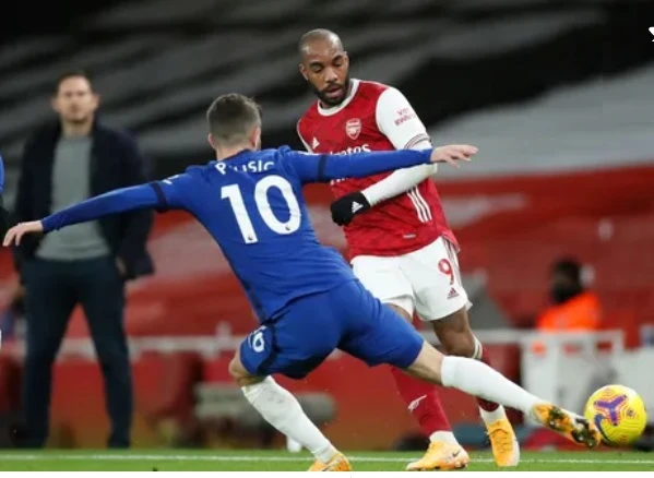 Alexandre Lacazette đi bóng trước hậu vệ Chelsea