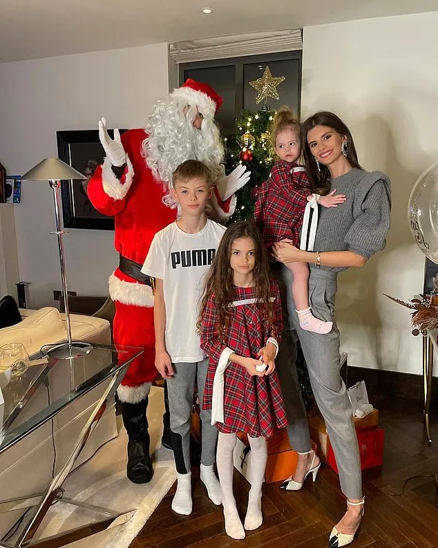 Cristiano Ronaldo và Luis Suarez đón năm mới 2021 cùng gia đình, Jordan Henderson nhâm nhi một mình đêm giao thừa ảnh 5