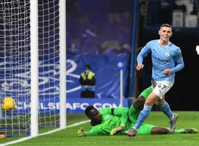 Phil Foden ghi bàn vào lưới Chelsea