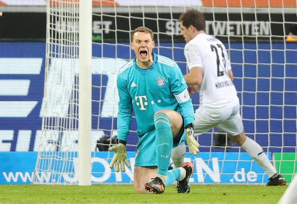 Thủ môn Manuel Neuer phải vào lưới nhặt bóng đến 3 lần