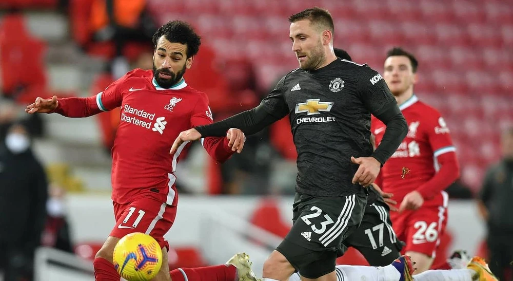 Luke Shaw (phải) đã vô hiệu hóa Mo Salah (Liverpool)