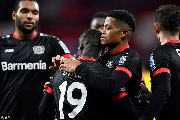 Các cầu thủ Leverkusen mừng chiến thắng