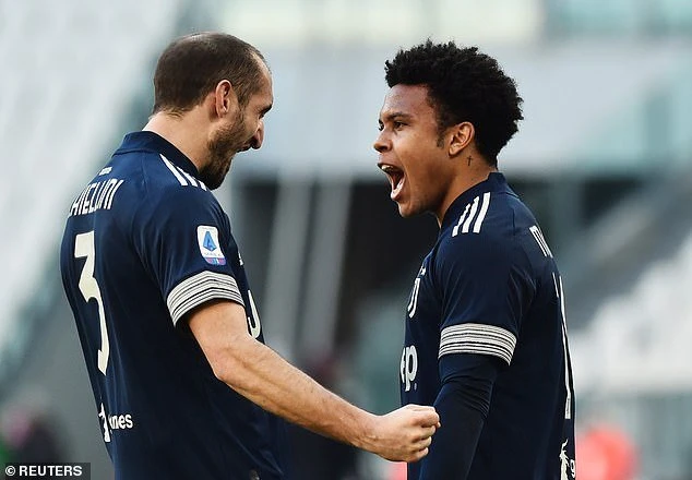 Chiellini và McKennie ăn mừng chiến thắng