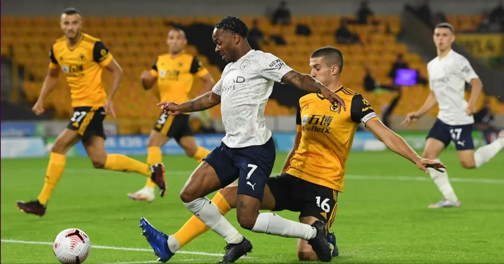 Raheem Sterling vượt qua hậu vệ Wolves trong trận lượt đii