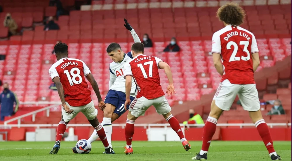 Cú sút vắt chân tuyệt diệu của Erik Lamela