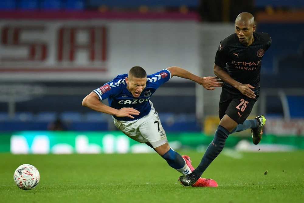 Fernandinho cản phá Richarlison