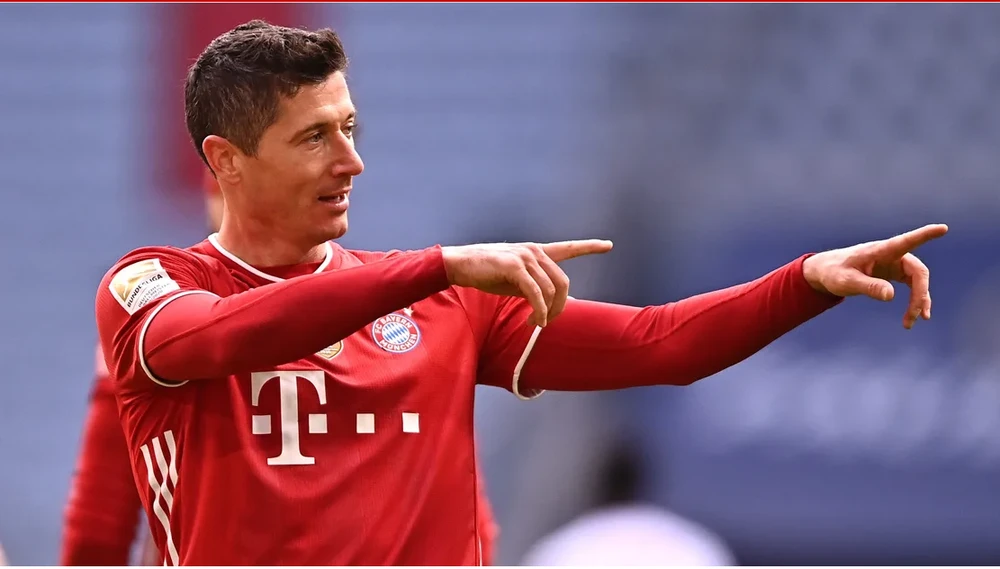 Robert Lewandowski ăn mừng bàn thắng