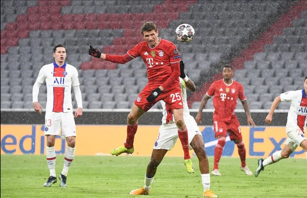 Thomas Mueller và đồng đội cần thắng 2-0 ở Paris