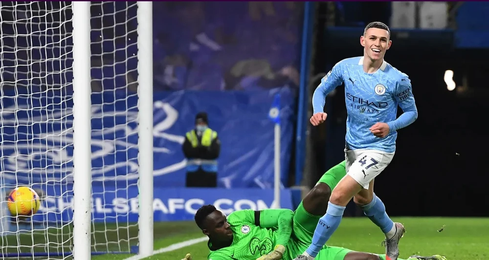 Phil Foden ghi bàn trong trận thắng ở Stamford Bridge