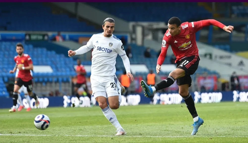 Mason Greenwood sút bóng vế phía khung thành Leeds