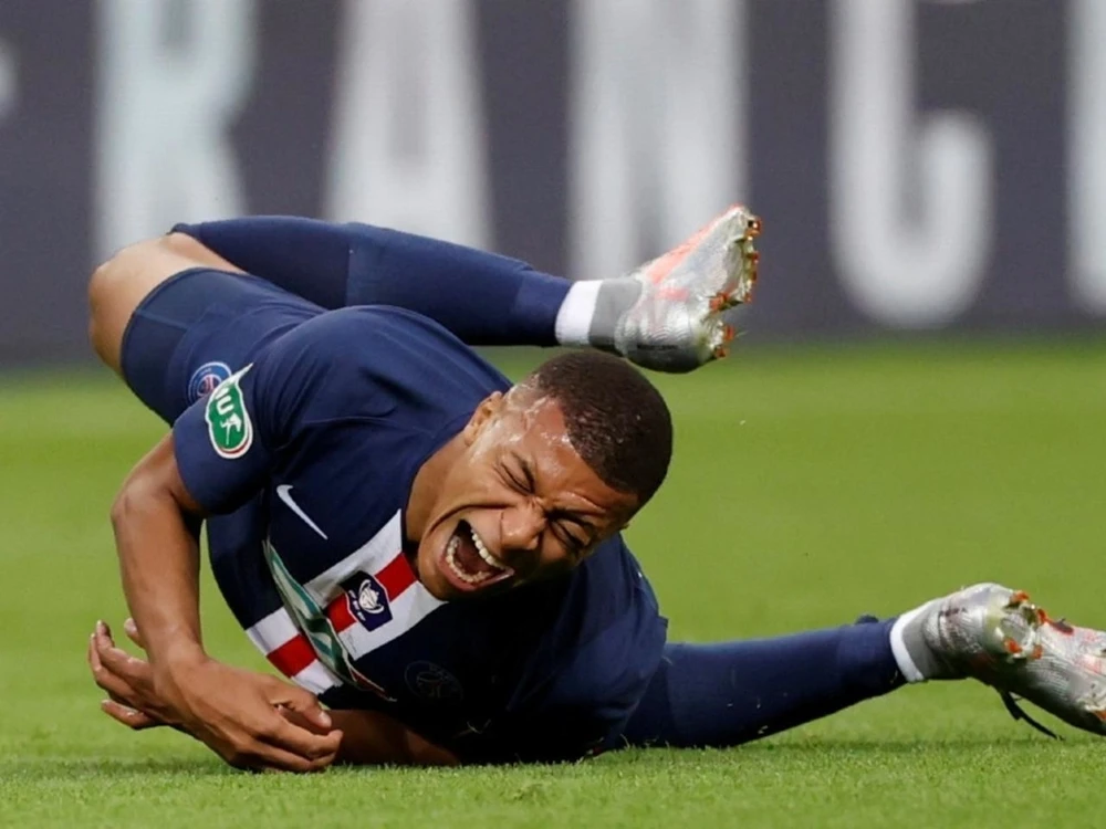 Kylian Mbappe theo đội sang Anh, nhưng không xỏ giày ra tập làm quen sân Etihad