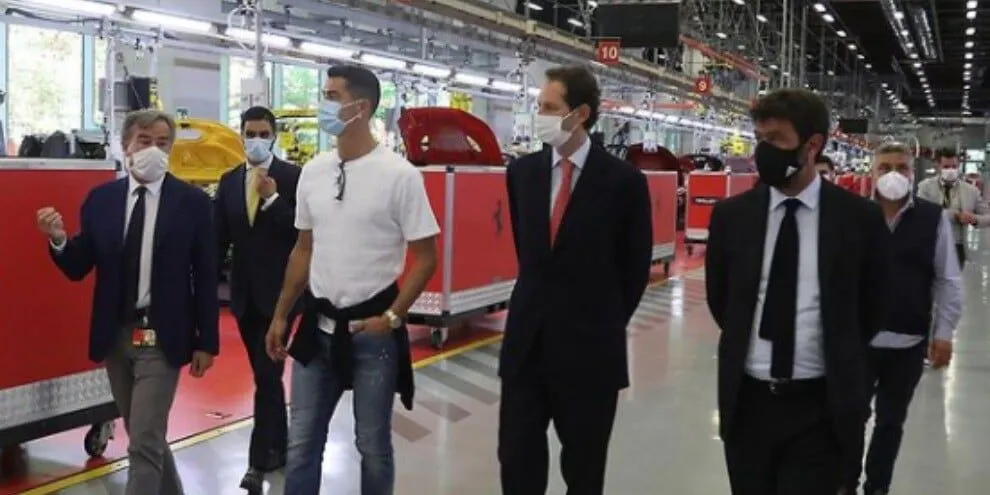 Ronaldo bỏ tập để tham gia sự kiện và mua xe Ferrari ảnh 2