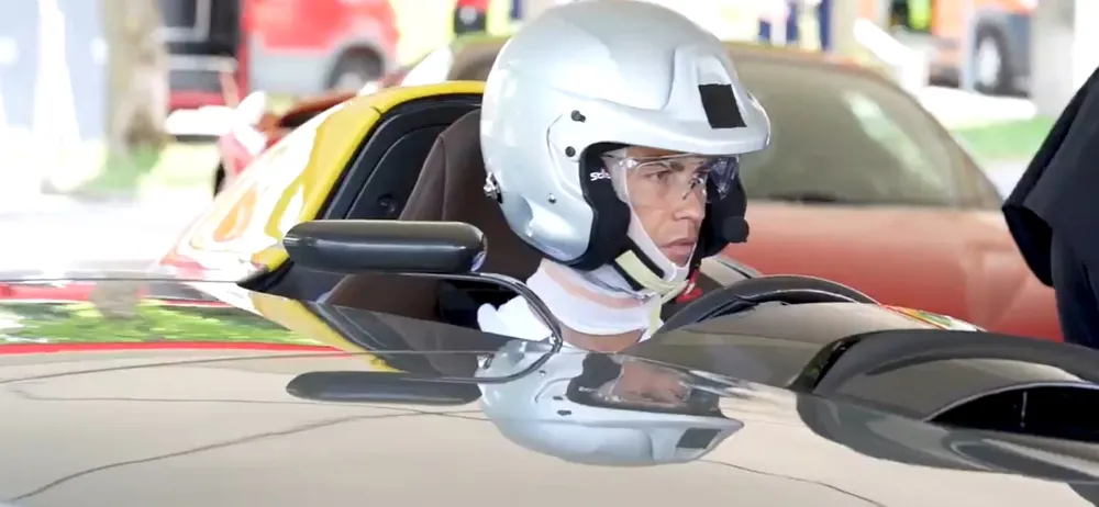 Ronaldo bỏ tập để tham gia sự kiện và mua xe Ferrari ảnh 3