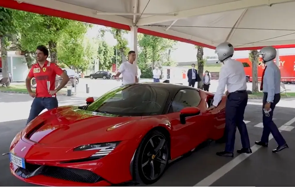 Ronaldo bỏ tập để tham gia sự kiện và mua xe Ferrari ảnh 4