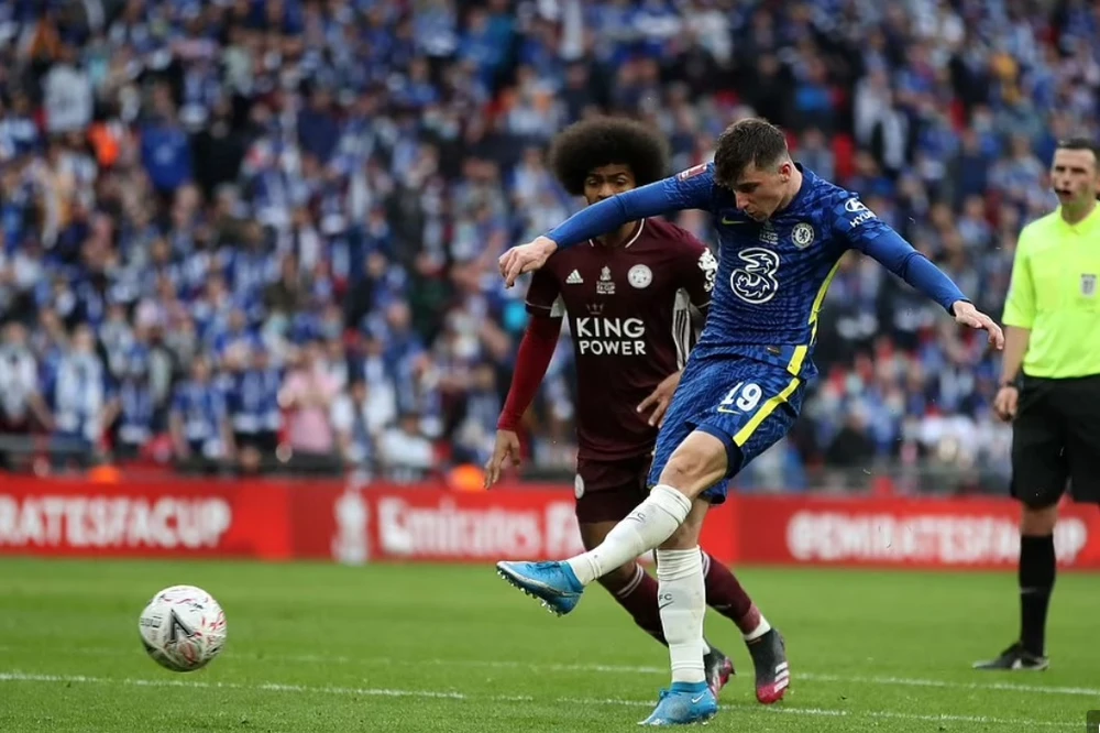 Mason Mount sút bóng trước khung thành Leivester trong trân chung kết cúp FA ở Wembley