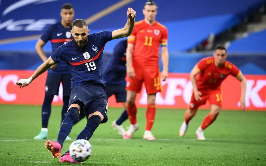 Karim Benzema sút hỏng quả phạt đền