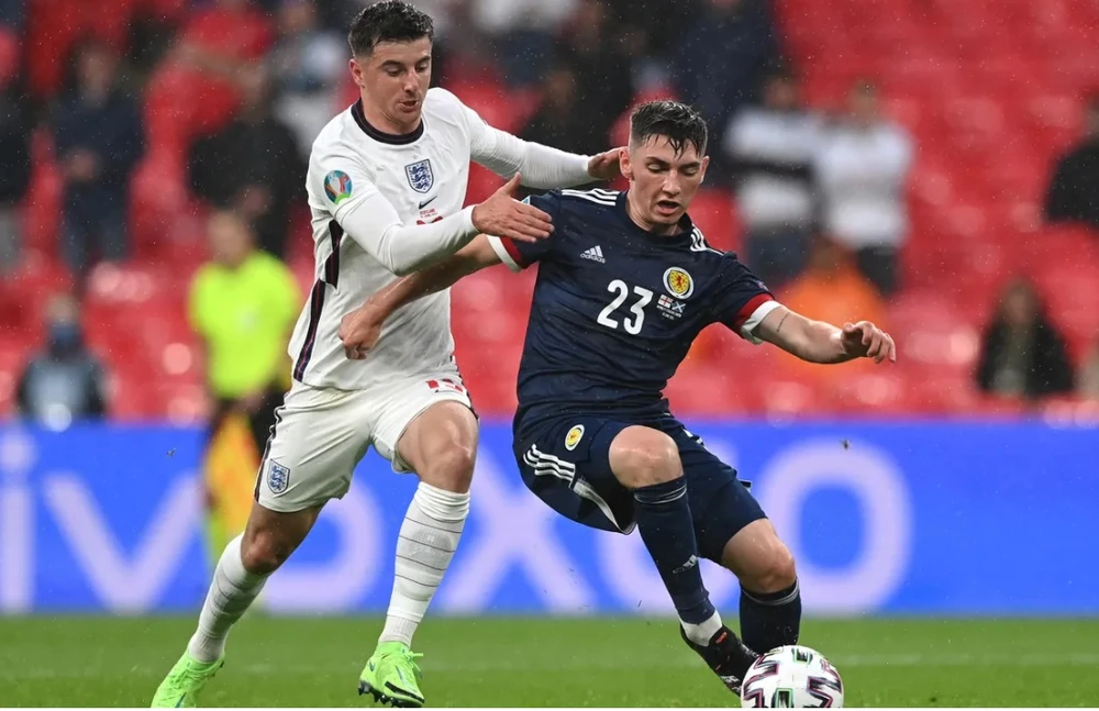 Mason Mount tranh bóng với Billy Gilmour