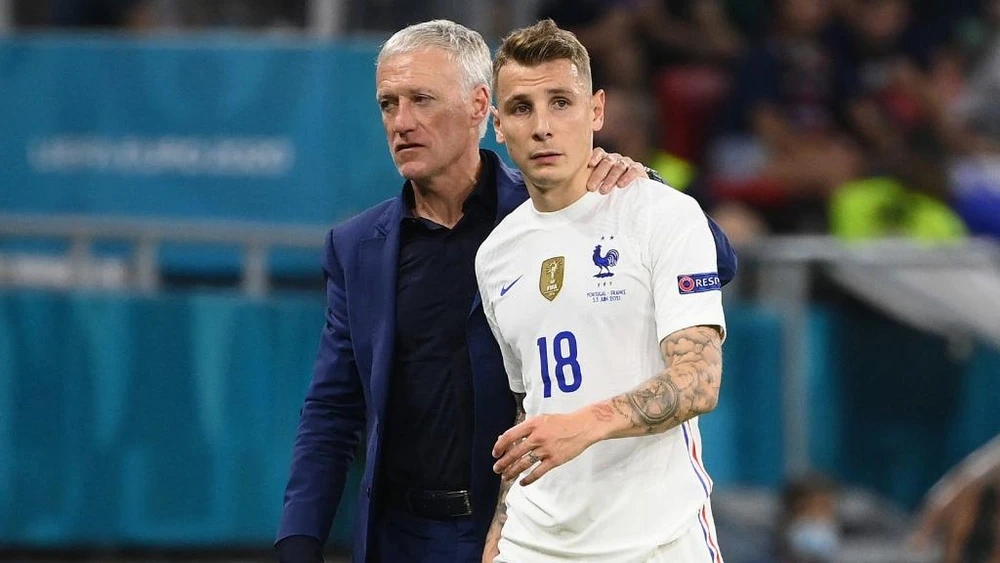 HLV Didier Deschamps và hậu vệ Lucas Digne