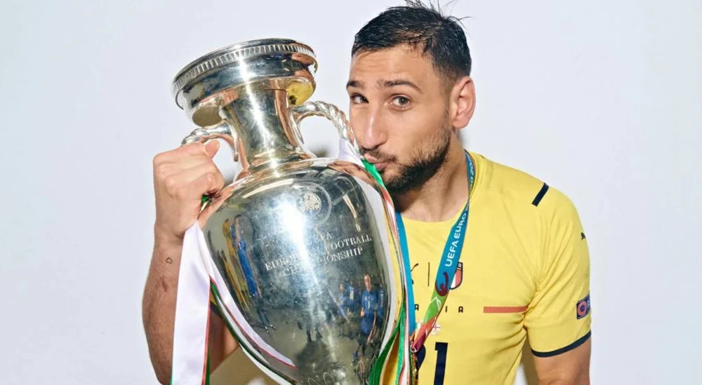 Gianluigi Donnarumma với chiếc cúp vô địch châu Âu