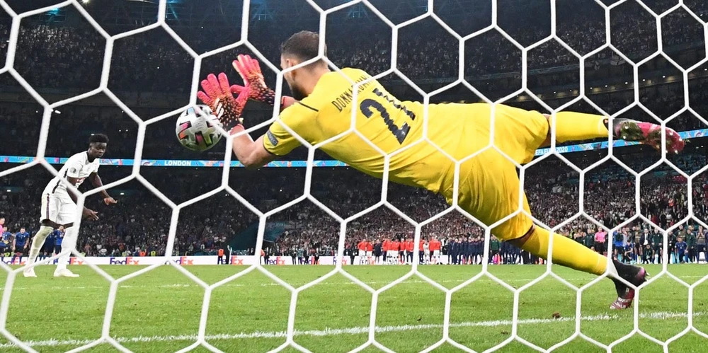 Cú sút luân lưu của Bukayo Saka bị Donnarumma cản phá