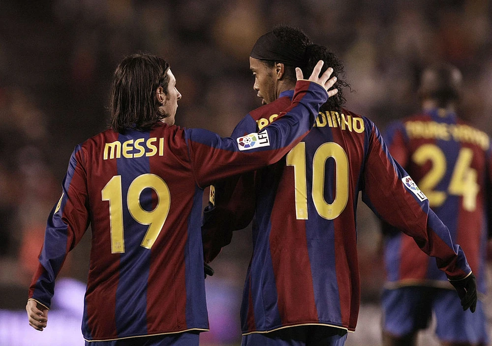 Ronaldinho tin rằng Messi sẽ ở ;lại để khioe61nh số 10 Barcelona trở thành bất tử