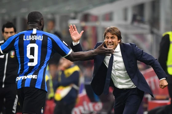 HLV Antonio Conte bà tiền đạo Romelu Lukaku