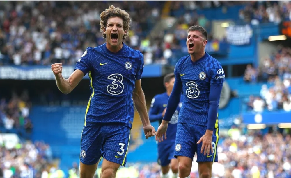 Marcos Alonso mở màn bằng quả đá phạt tuyệt vời