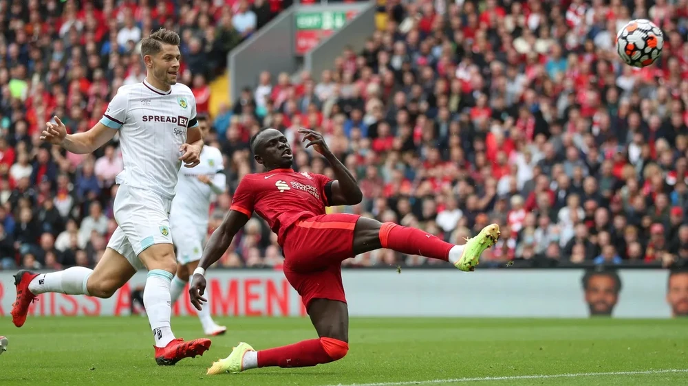 Sadio Mane ghi bàn trong chiến thắng 2-0 ở Anfield