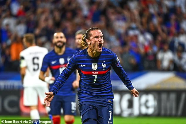 Antoine Griezmann ăn mừng bàn thắng trước Phần Lan