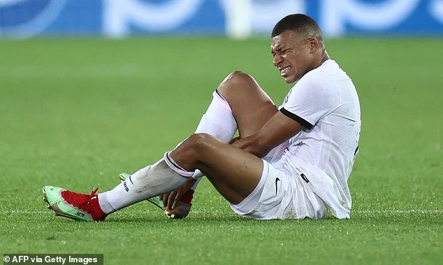 Mbappe chấn thương bàn chân buộc phải rời sân sớm