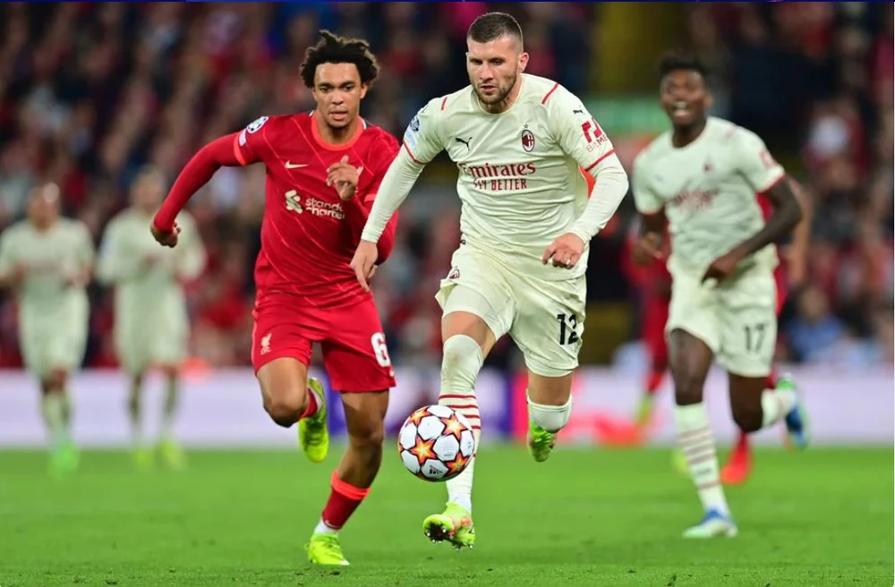 Ante Rebic vượt qua Alexandre-Arnold (Liverpool)