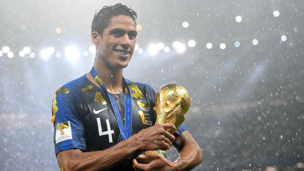 Trung vệ Raphael Varane bên chiếc Cúp thế giới 2018