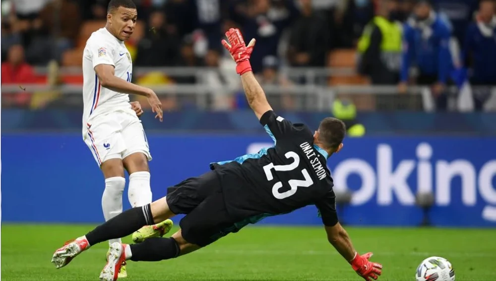 Kylian Mbappe ghi bàn ấn định tỷ số 2-1 ở phút 80