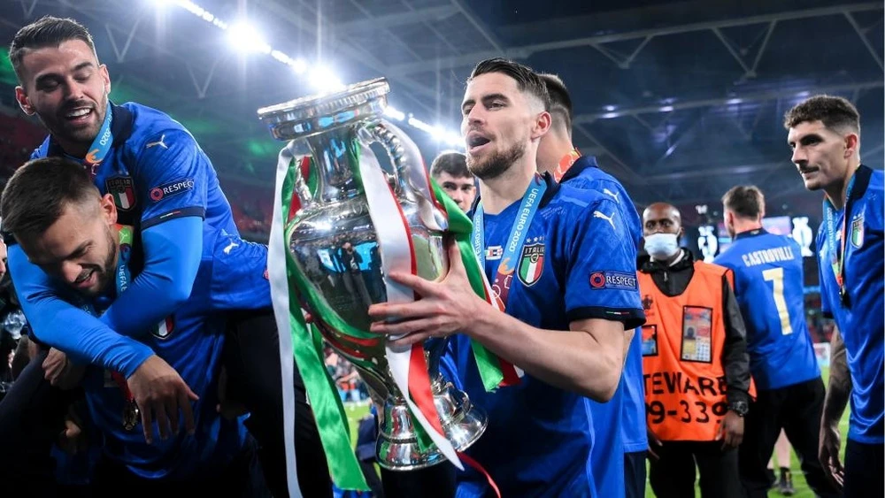 Jorginho với chiếc cúp Euro 2020